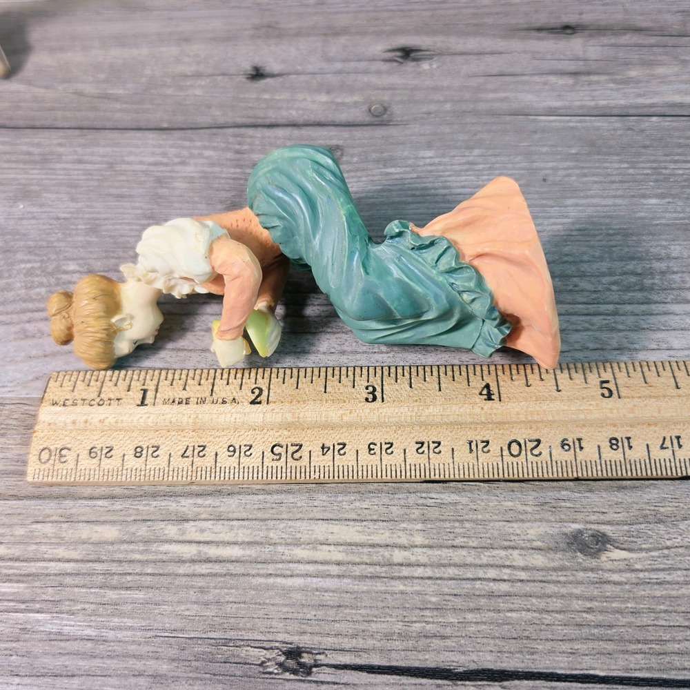 Victorian Shelf Sitter Figurines Resin Man Reading Woman Tea Set 2 Vintage Style - Picture 10 of 10